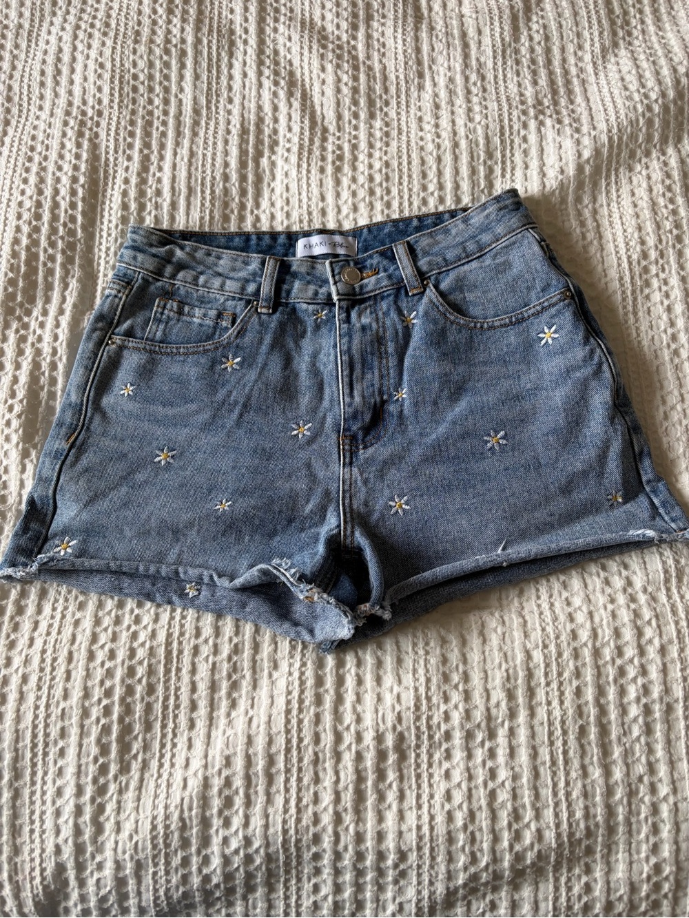 High-Waist Daisy Embroidered Denim Shorts - Light Blue